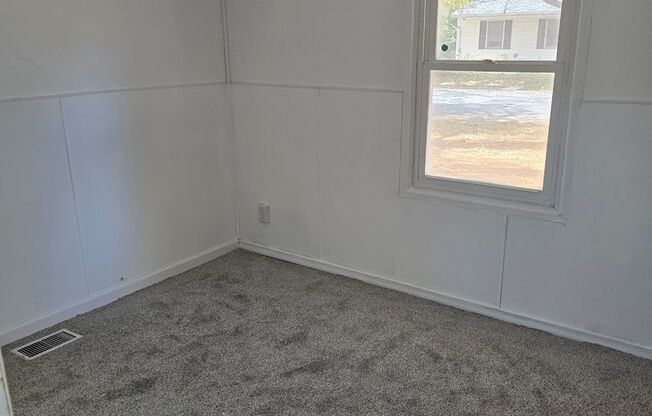 3 beds, 1 bath, $1,100