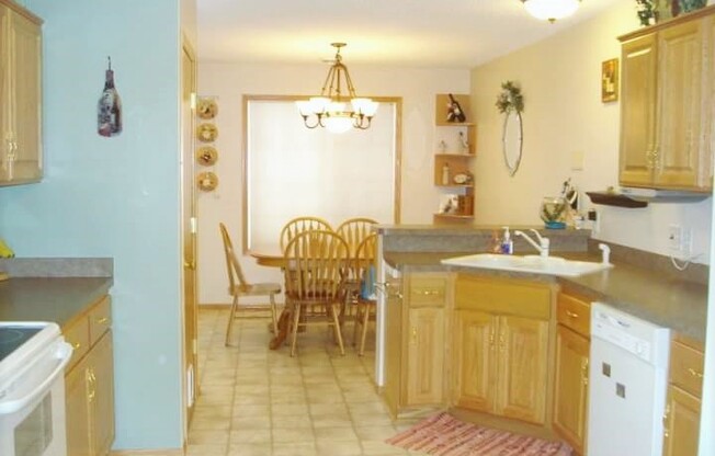 Available sept 01, 3bd, 2ba End Unit Town Home in Great Neighborhood