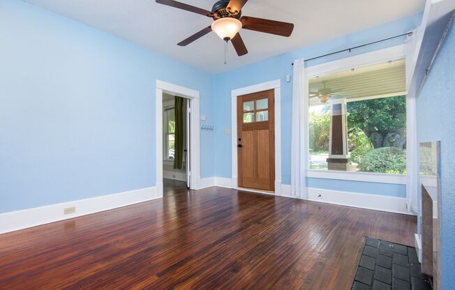 Beautiful Three Bedroom House near Bishop Arts District!