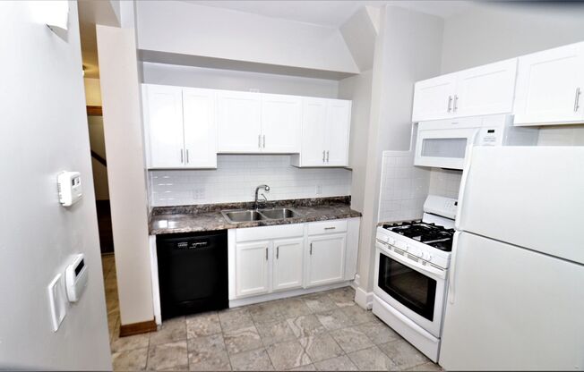 Spacious 1-Bedroom Apartment at 295 East Ferry