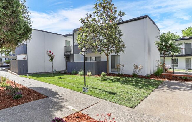 2 beds, 1 bath, 880 sqft, $1,750, Unit 115