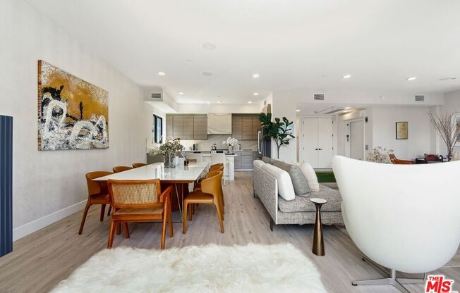 137 N DOHENY DR
