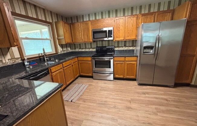 Spacious 3 Bed/2 Bath Ranch Home - Private Lot - Oversized Screened Porch - All Season Marina Available For Lake Access