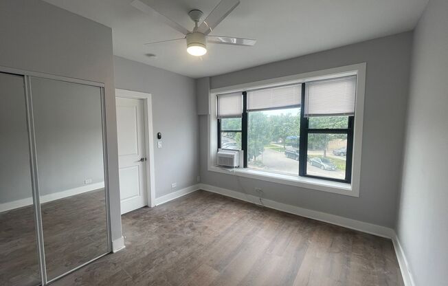4393 N Elston