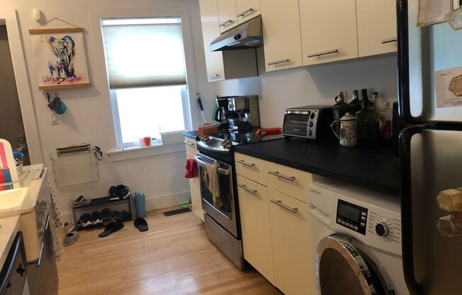 Spacious 1BR + Convertible Large Den/Study in Prime East Rock Location