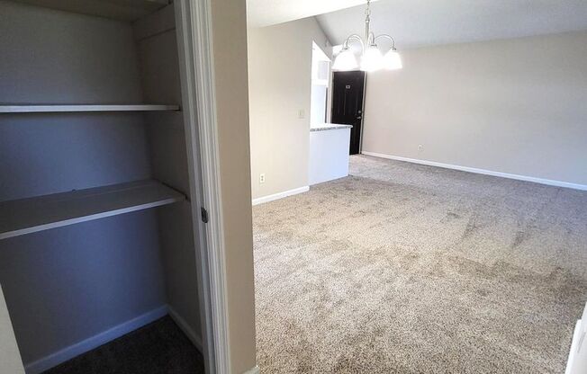 2 beds, 1 bath, 1,100 sqft, $1,140