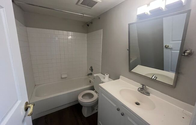 2 beds, 1 bath, 800 sqft, $1,434, Unit 201N