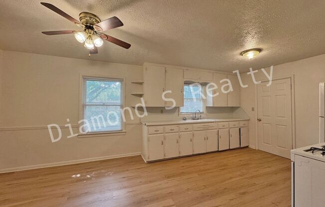 Cute 2 Bedroom Home Located Near Fort & Sunshine!