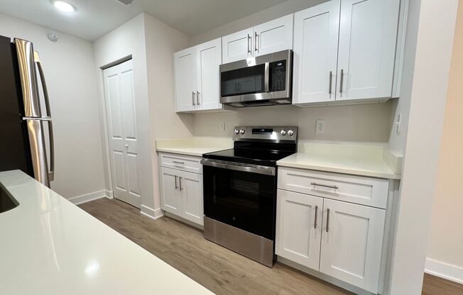 2 beds, 1 bath, 850 sqft, $1,600, Unit 8487 - B12