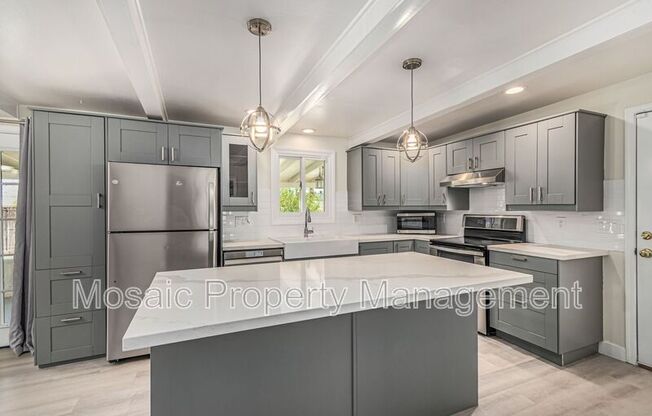 104 E LN JOLLA DR