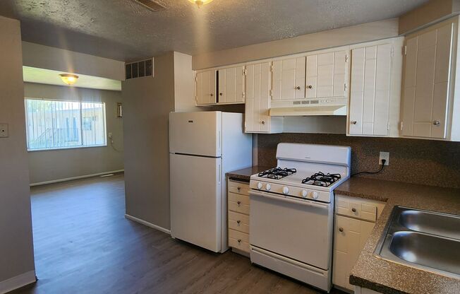 2 beds, 1 bath, 800 sqft, $995, Unit #20