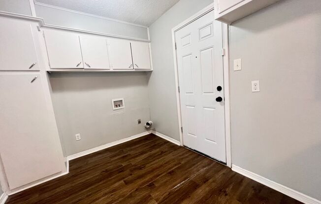 2 beds, 1 bath, 952 sqft, $900