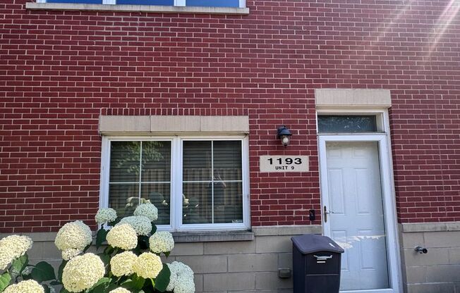 2 Bed 2.5 Bath In Oak Park Available!