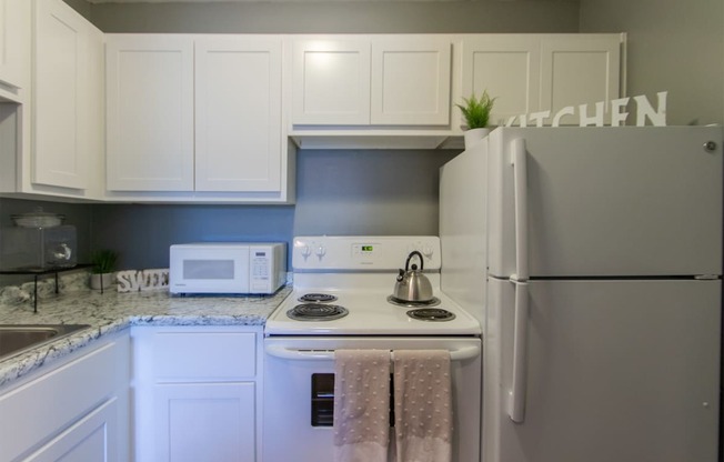 This is a picture of the kitchen in a 549 square foot 1 bedroom, 1 bath apartment at Romaine Court Apartments in the Oakley neighborhood of Cincinnati, Ohio.