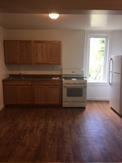 1 bed, 1 bath, $810, Unit Apt 2