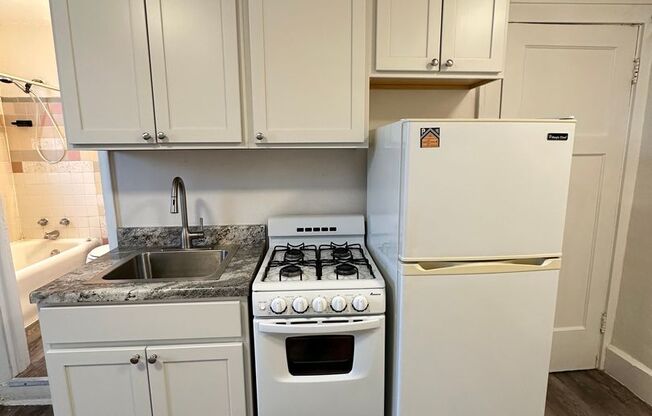 Studio, 1 bath, $725, Unit 35
