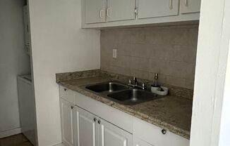 3 beds, 2 baths, $1,800, Unit Apt B