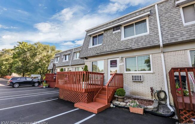 2 Bed townhouse with Gas and water included!