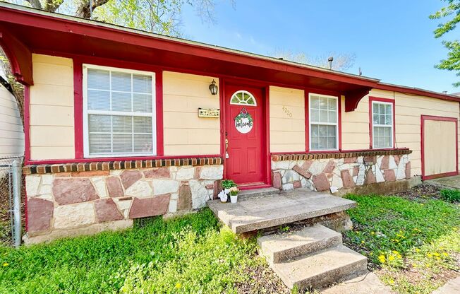 * MOVE IN SPECIAL * Charming Cottage Style Home Near Tinker AFB