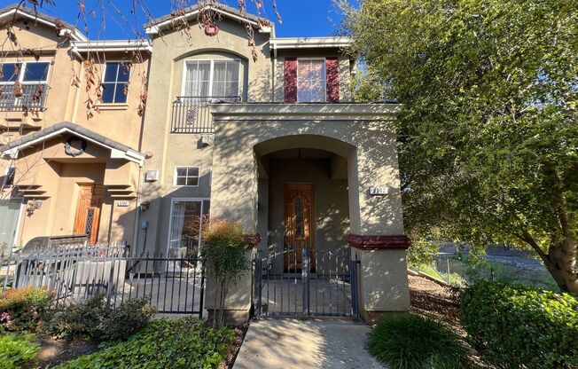 Bright 3 Bedroom 2.5 Bath Townhouse in San Jose