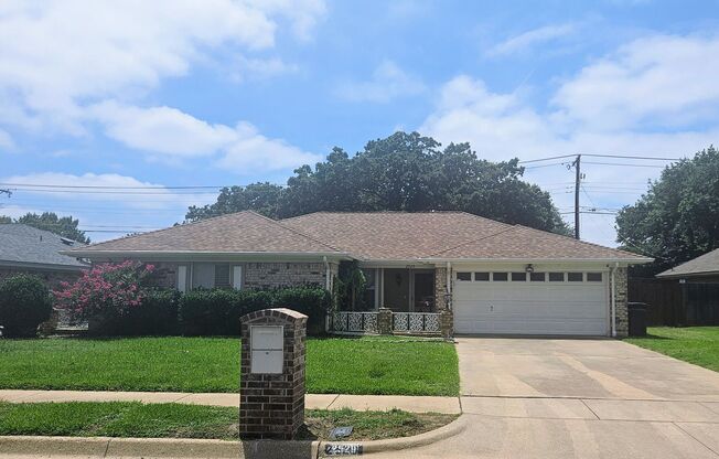 Charming 3 bedroom home with pool in Euless