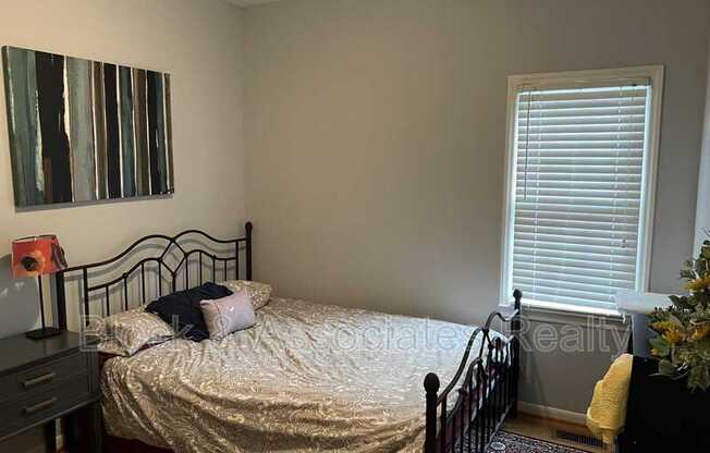 3 beds, 2 baths, 1,089 sqft, $2,400