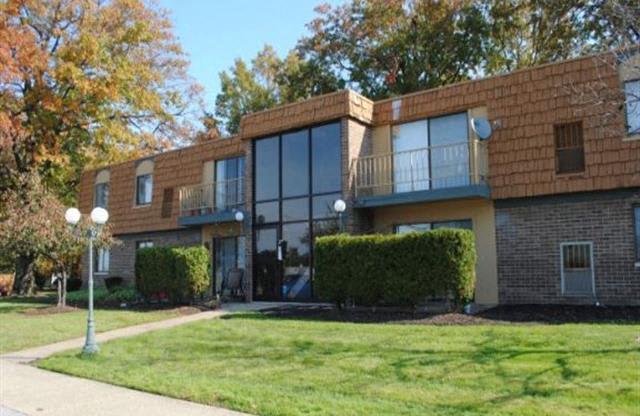 Building Exterior at Trenton Place Apartments, Willoughby, OH, 44094