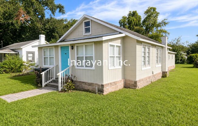 Cute 2/1 home with Florida room - Available now!