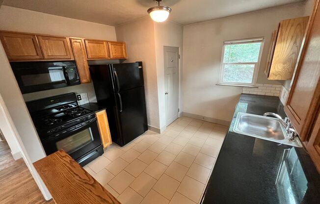 2 beds, 1 bath, 750 sqft, $1,600