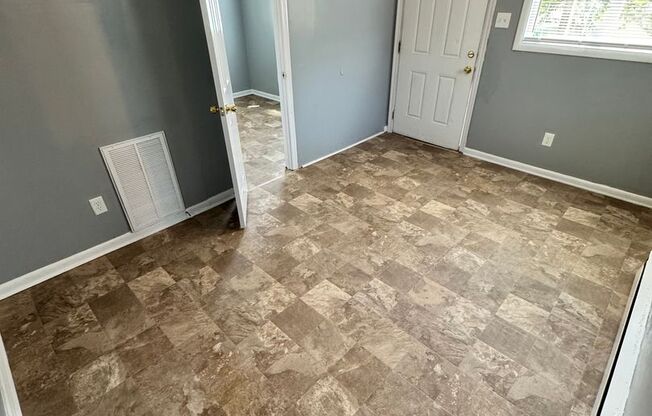 Cozy 3 bed 1.5 bath with Backyard