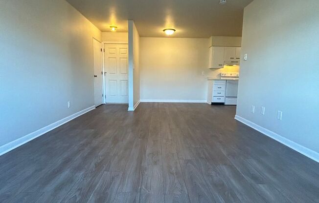 2 beds, 1 bath, 800 sqft, $945, Unit Apt. 4