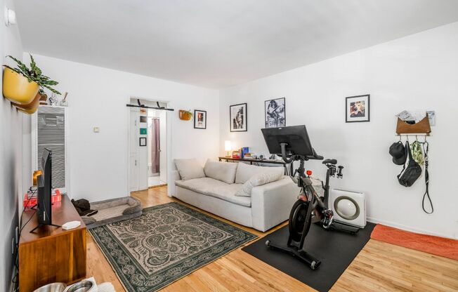 1014 N HAYWORTH AVE