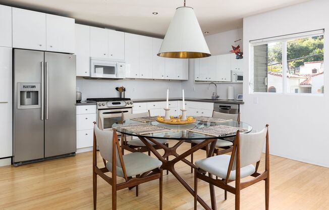 Silver Lake Mid-Century Style Home - 2b1b - Private Yard - Garage