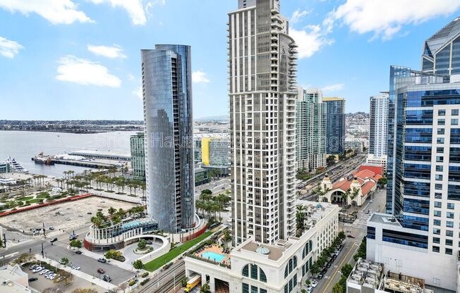 700 W E St