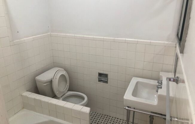 Studio, 1 bath, 294 sqft, $1,365, Unit New King Edward  9A4