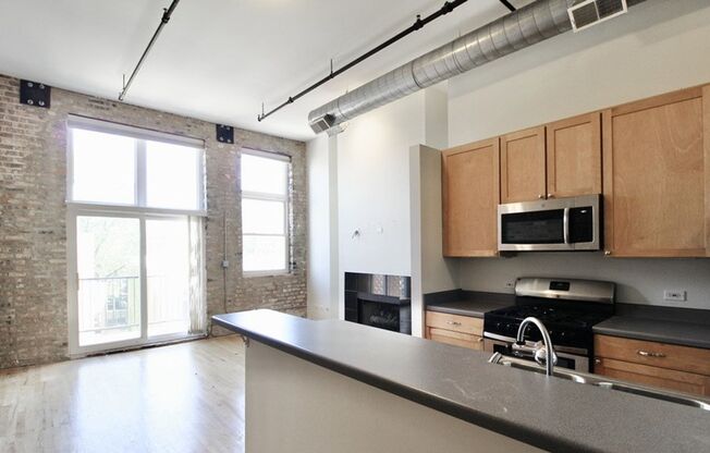 1 Bedroom Loft w/ Balcony & Parking