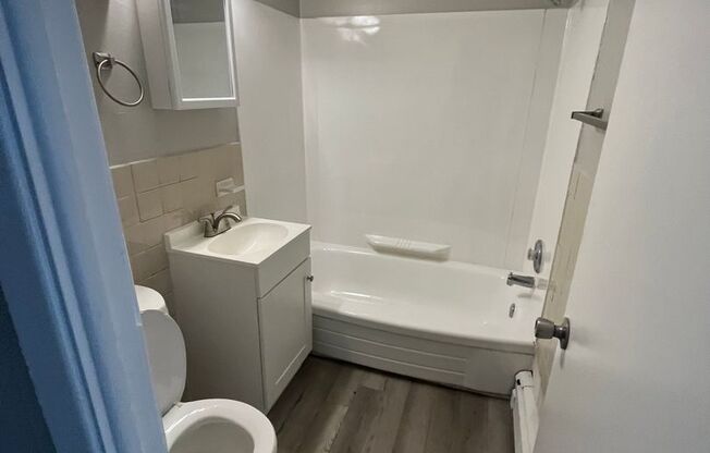 2 beds, 1 bath, $990, Unit 202