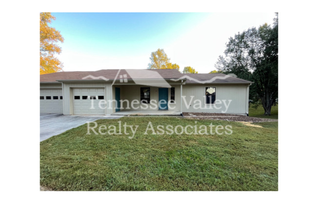 RENOVATED, VAULTED CEILINGS, POOL in The Colonies!