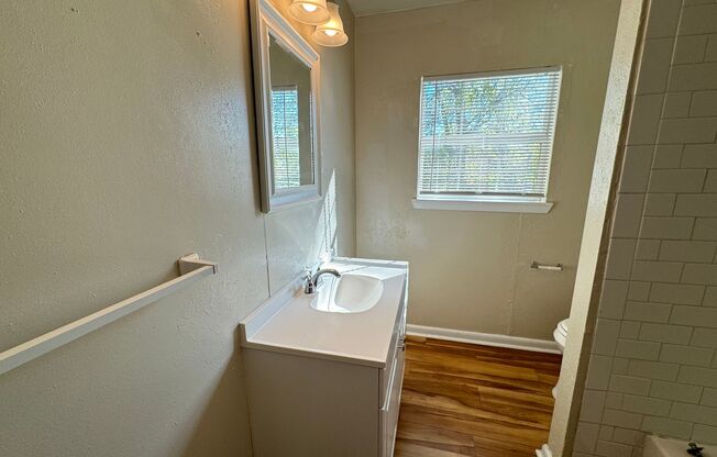 3 beds, 1 bath, $1,100