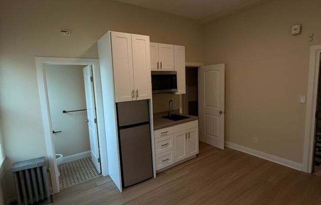 OPEN HOUSE: Thursday (3/12) 5:30pm-6:00pm. Renovated studio in Central Richmond, H/W Floors, Shared Laundry (494 27th Avenue #4)