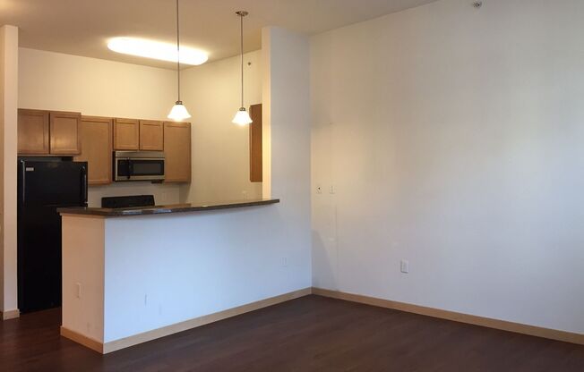 2 beds, 2.5 baths, $2,995, Unit 606 W Main St (Furnished)