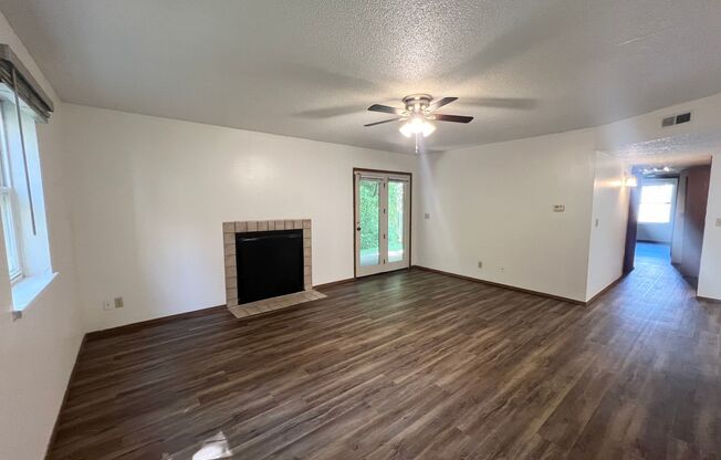 3 Bedroom/2 Bathroom Oakridge Apartments Unit!