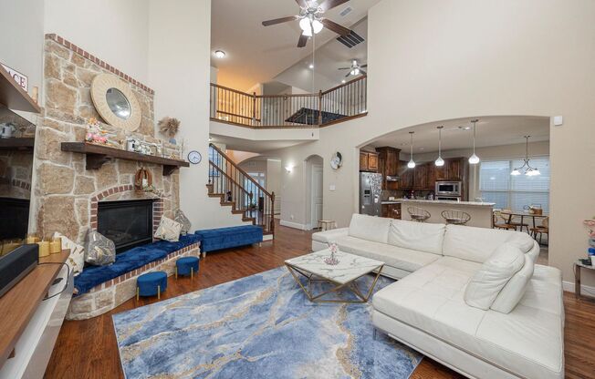 Fantastic opportunity to lease an executive home in desirable neighborhood.