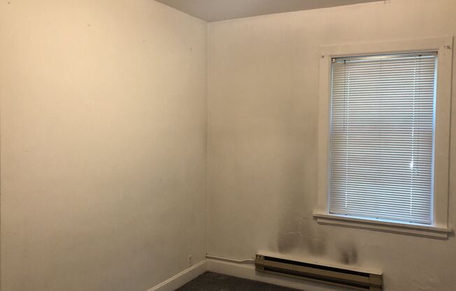 2 beds, 1 bath, $810, Unit B