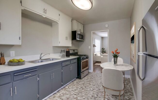 2 beds, 1 bath, 704 sqft, $2,395, Unit 20