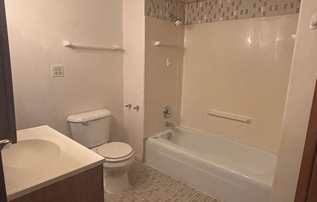 3 beds, 1.5 baths, 1,066 sqft, $1,499, Unit 5222 02