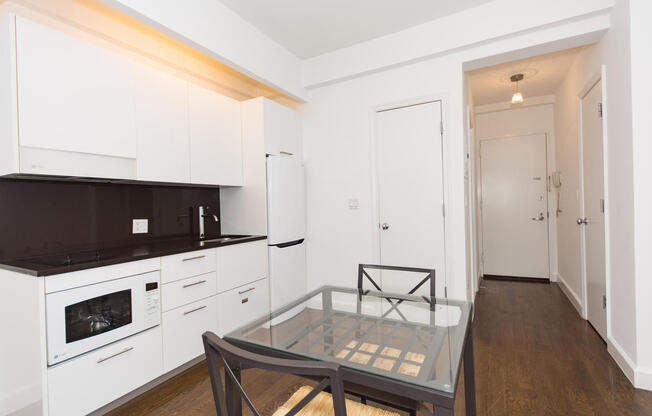 Studio, 1 bath, 350 sqft, $3,295, Unit 438