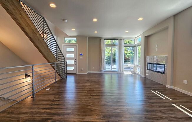 3 Bed 3.5 Bath Townhome in the Heart of Downtown Bothell!