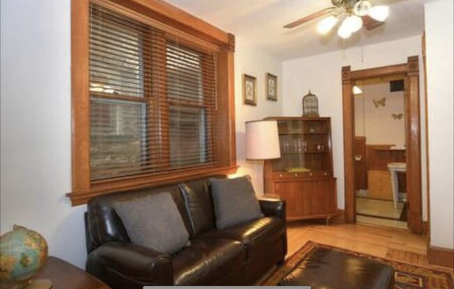1049 N HOYNE AVE
