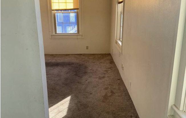 3 beds, 2 baths, $1,700, Unit 632A S. 14th St. - Upper Residential